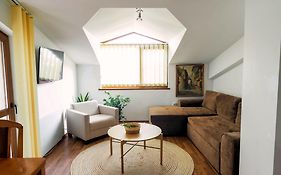 2-Bedroom Apt, 2Min Walk To Ski Path, 7-8 Min Walk To Gondola